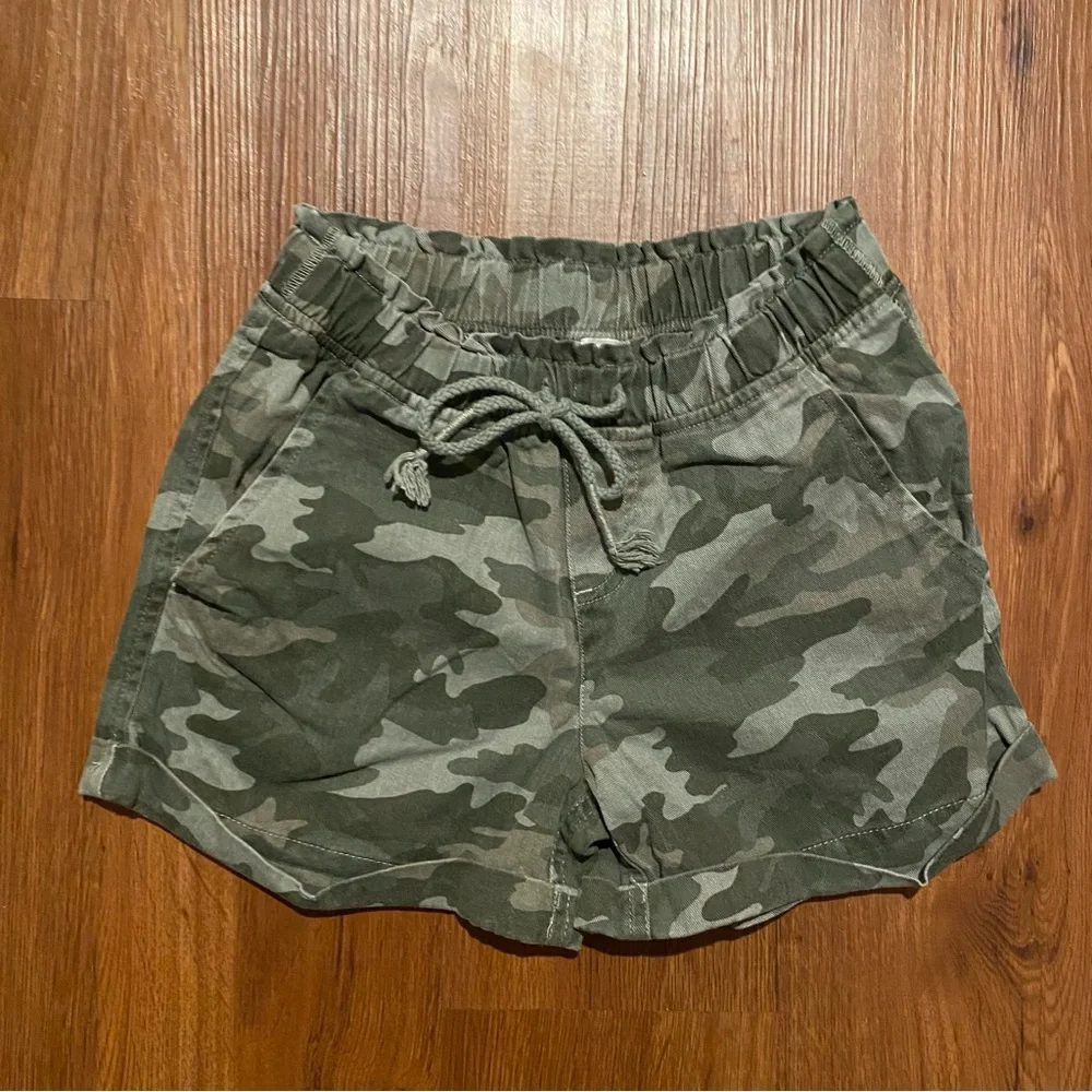 Camo Shorts pull on size 8 rolled hem elastic‎ waist drawstring